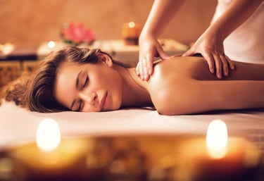 Mulher deitada de barriga para baixo recebendo massagem próximo as escápulas