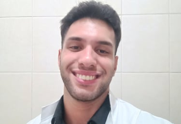 Homem sorrindo vestindo jaleco branco e roupa social