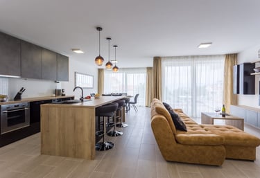 Lichtdurchfluteter Wohn- und Küchenbereich mit Kochinsel im Apartment Pure Relax