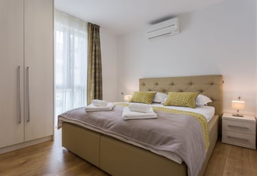 Schlafzimmer mit Doppelbett und Kleiderschrank im Ferienapartment auf der Insel Krk
