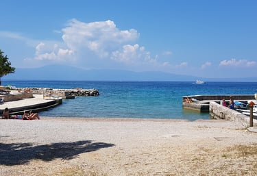 Strand und Bucht in Malinska auf der Insel Krk