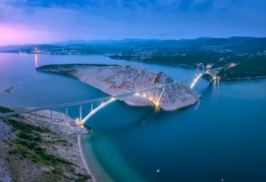 Brücke zur Insel Krk in der Abenddämmerung