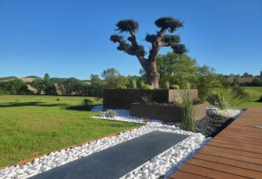 Aménagement de jardin méditerranéen avec plantes de rocaille et minéral à Blagnac