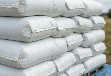 Sacos brancos resistentes para silagem empilhados em um armazém