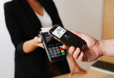 uma pessoa segurando um celular na mão