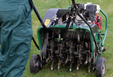 Изравняване и профилиране на тревна площ с столове и маса до вътрешен двор в Пловдив.