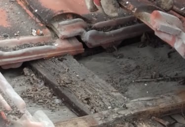 Близък план на изгнили дървени летви под покривни керемиди, които се подменят от Hedgie Wilder