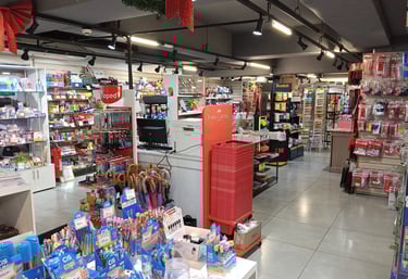 Interior da loja Zapp Papelaria organizada e colorida