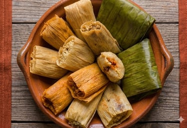 Variedad de tamales tradicionales mexicanos envueltos en hojas de maíz y hojas de plátano, servidos 