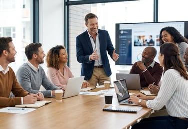 Treinamento de equipe comercial com líder conduzindo desenvolvimento e execução de vendas