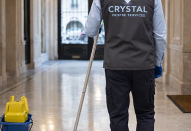 personne nettoyant un hall d'immeuble