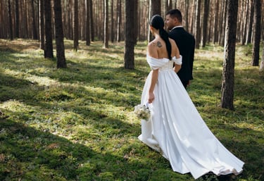 Nuotaka ir jaunikis eina mišku