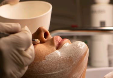 Esthéticienne appliquant un masque a une jeune cliente  