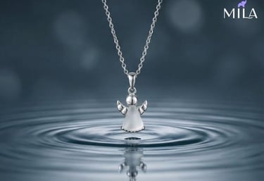 collar de angel de cuarzo blanco sobre el agua