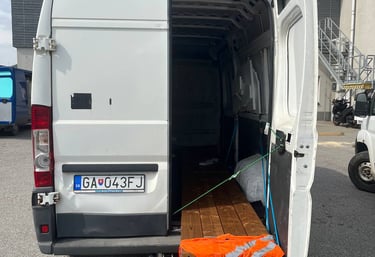 Preprava dreveného materiálu – dosky zabezpečené popruhmi vo vozidle JustMove