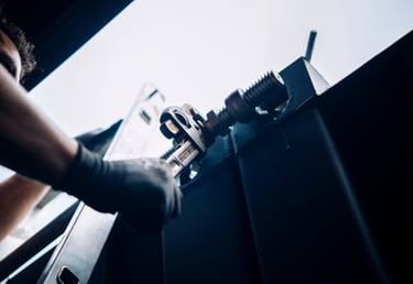 Proceso de montaje en construcción modular con ajuste de estructura metálica en taller