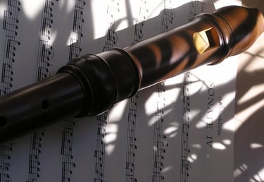 Eine Altblockflöte liegt auf einem Notenzettel