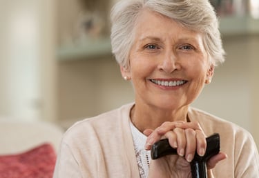 Senior heureuse et détendue après une séance d'ostéopathie proche de Cadillac
