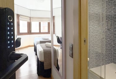 Habitación triple con baño privado en Berceo Rooms, Logroño