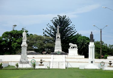 Monumento  Ha'amonga 'a Maui no centro de Nuku’alofa, Tonga, com arquitetura megalítica.