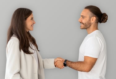 hombre y mujer jovenes estrechando la mano