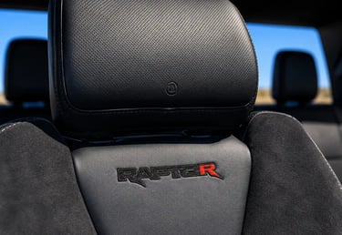 Banco esportivo da Ford Ranger Raptor com logo bordado e acabamento premium