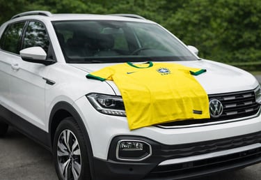 T-Cross Copa do Mundo 2026 branco com camisa da Seleção Brasileira sobre o capô
