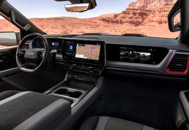 Interior da Chevrolet Silverado ZR2 com painel digital e central multimídia integrada.