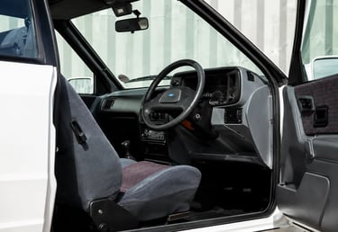 Interior do Ford Escort XR3i preserva visual clássico com acabamento renovado