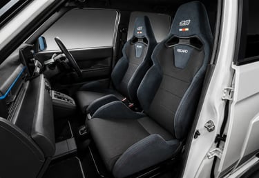 Interior da Honda Super One Mugen com bancos esportivos Recaro