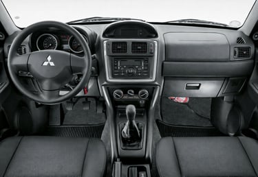 interior da Pajero TR4 4x4 2014 mostrando painel original simples e acabamento funcional do SUV