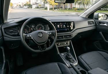 Interior do Volkswagen Virtus 2020 com painel, volante multifuncional e câmbio automático em destaqu