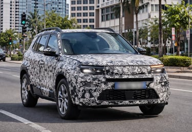 Novo Jeep Avenger 2026 flagrado no Brasil em cidade durante testes com camuflagem completa