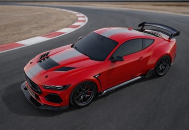 Mustang Dark Horse vermelho em pista de corrida com visual esportivo e aerofólio traseiro destacado