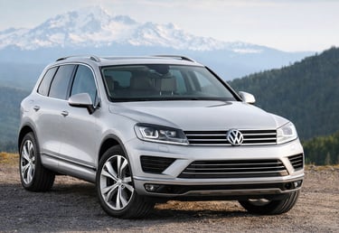 Volkswagen Touareg V6 2015 prata com motor 280 cv em cenário de montanha e alto desempenho