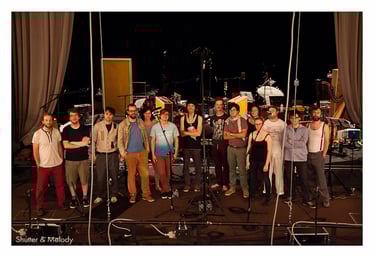 Ein Gruppenbild des Andromeda Mega Express Orchestra auf der Bühne.