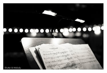 Musiknoten auf einem Ständer.