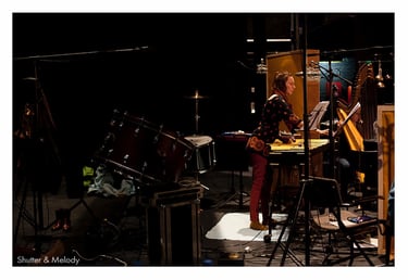 Musiker spielt Xylophon auf der Bühne des HAU1.