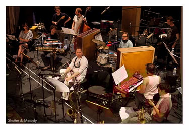 Die Musiker des Andromeda Mega Express Orchestra auf der Bühne des HAU1.