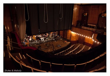 Bühne und Sitzplätze des HAU1 Theaters in Berlin.