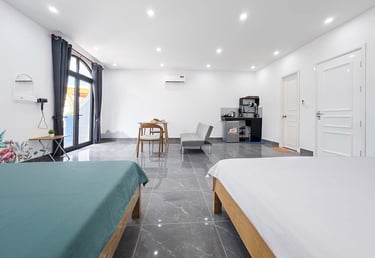 Просторный светлый номер с двумя кроватями и уютной зоной отдыха