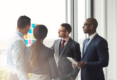 صورة لفريق محاسبين محترفين يمثلون شركة الدولي وشركاه محاسبون قانونيون في الكويت.