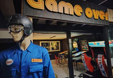 Vue d'ensemble de la salle de jeux avec bornes d'arcade rétro et flippers dans le décor industriel