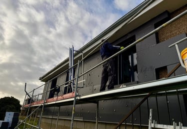 salarié en train de préparer les plaques d'ITE pour la pose des chevilles