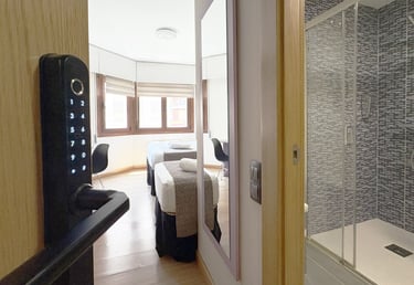 Habitación triple con baño privado en Berceo Rooms, Logroño