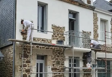 Chantier de ravalement sur une façade en pierre par DM Rénovation, artisan expert dans le Finistère
