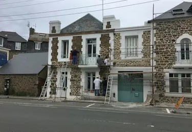 Artisans DM Rénovation sur échafaudage : rénovation de façade en pierre à Landivisiau