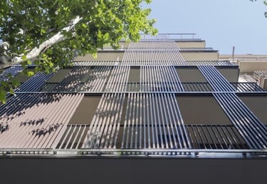 Fachada moderna con lamas verticales de madera y estructura metálica para protección solar y estética arquitectónica