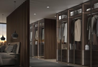 Vestidor elegante con puertas correderas de madera oscura y luz ambiental integrada