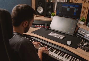 produttore musicale, studio di registrazione con produttore musicale all'opera